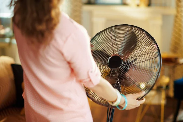 Stilvolle Hausfrau kühlt sich vor Ventilator ab — Stockfoto