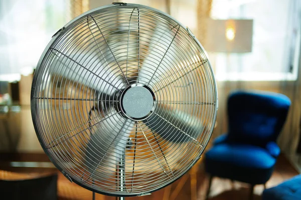 Close-up op werkende elektrische vloer staande ventilator — Stockfoto