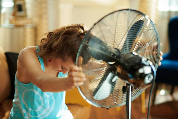 Verdrietig elegante vrouw toont de overwinning lijden van de hitte van de zomer — Stockfoto