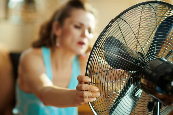 Fechar na dona de casa usando ventilador sofrendo de calor de verão — Fotografia de Stock