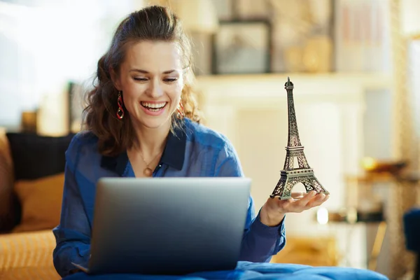 Boldog modern nő Souvenir Eiffel torony segítségével laptop — Stock Fotó