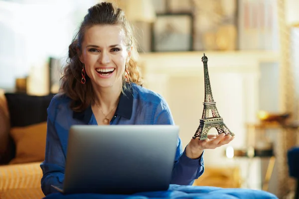 Mosolyogva stílusos nő Souvenir Eiffel torony laptop — Stock Fotó