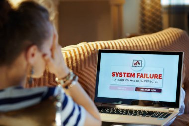 stresli ev hanımı dizüstü bilgisayarda bilgisayar hatası yaşıyor