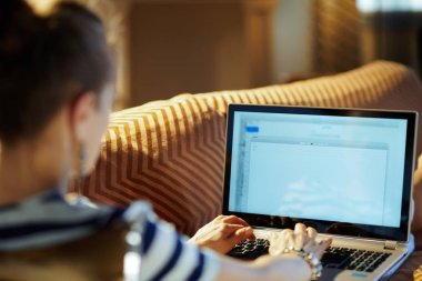 dizüstü bilgisayarda e-posta yazma modern kadın