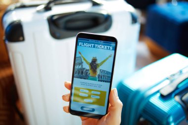 Akıllı telefon rezervasyon biletleri ile kadın elinde Closeup