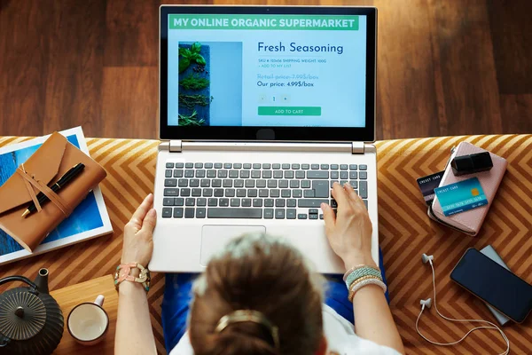 Young woman order food digital online on laptop — Stock Photo, Image