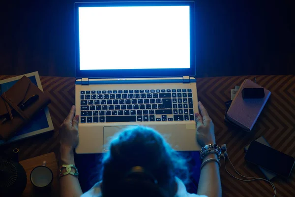 Elegante mujer mirando pantalla azul de la computadora de la luz en el ordenador portátil — Foto de Stock