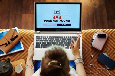 404 sayfa dizüstü bilgisayarda hata bulunamadı sahip mutsuz modern kadın