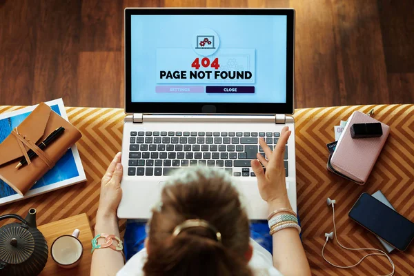 Infelice donna moderna con 404 pagina non trovato errore sul computer portatile — Foto Stock