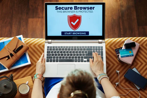 Trendy housewife using secure browser — Stock Photo, Image