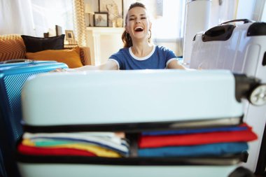 neşeli modern turist kadın bagaj hazırlanıyor