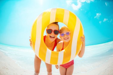 anne ve çocuk sarı şişme lifebuoy ile bakıyor