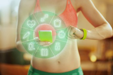 Closeup smartphone cep telefonu ile bir fitness blog güncelleme kadının elinde
