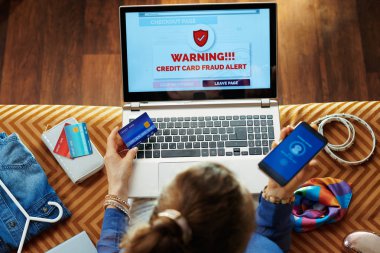 kadın e-ticaret web sitesinde güvenli online işlem yapma