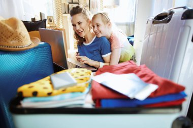 gülümseyen modern anne ve çocuk planlama gezisi online