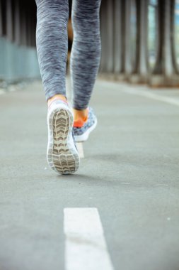 Paris'te Pont de Bir-Hakeim köprüsünde çalışan bir kadına yakın çekim