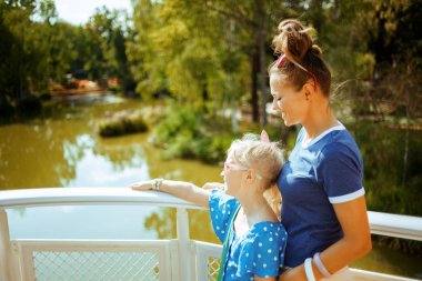 riv sahip iken kırsal keşfetmek anne ve çocuk turistler