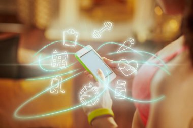 Portre ile uygun kadının elinde uygun app akıllı telefon ekranında