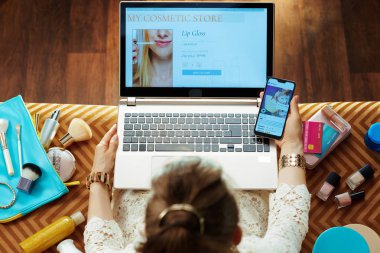 ecom ile dizüstü bilgisayar ve akıllı telefon online kozmetik satın alan kadın
