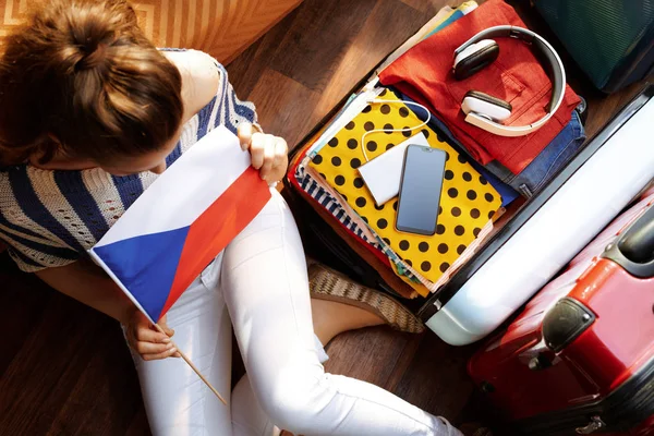 Femme avec drapeau tchèque à la maison moderne dans la journée ensoleillée d'été — Photo