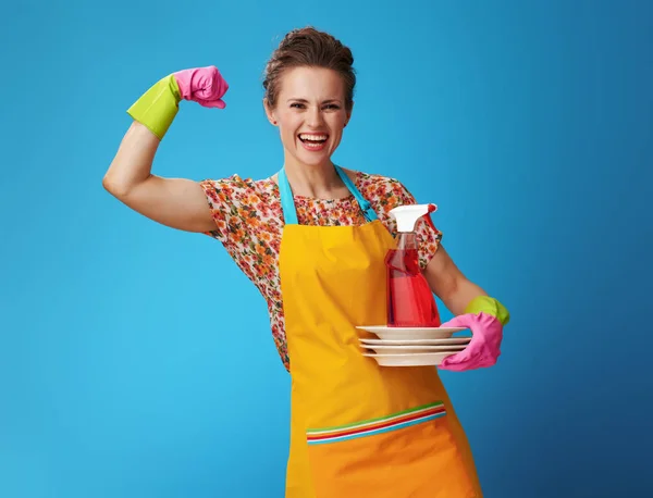 Huisvrouw met gewassen borden en schotel zeep tonen biceps — Stockfoto