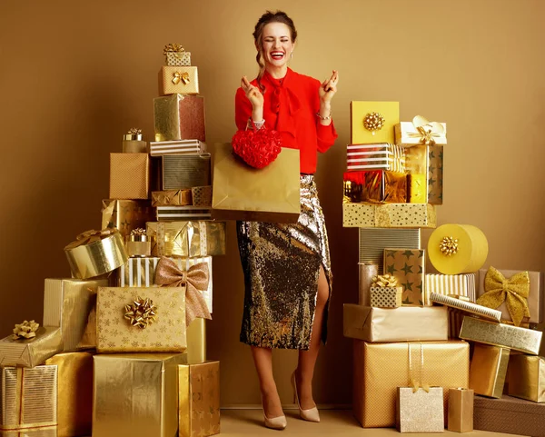 Mulher comprador com saco de compras e coração vermelho cruzando o dedo — Fotografia de Stock