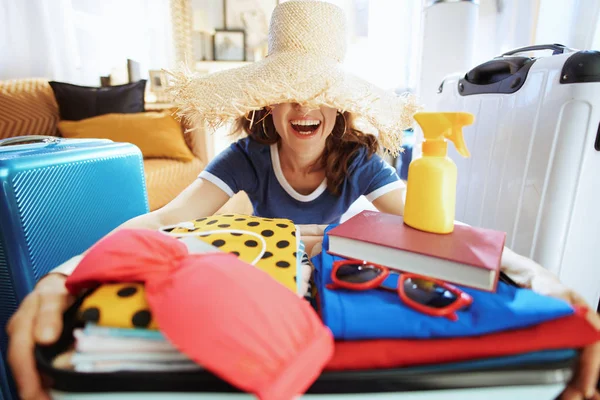 Mujer viajera joven con sombrero de paja de playa grande — Foto de Stock