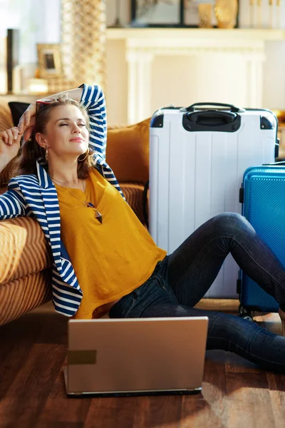 Ontspannen moderne vrouw boeken van bustickets online op laptop — Stockfoto