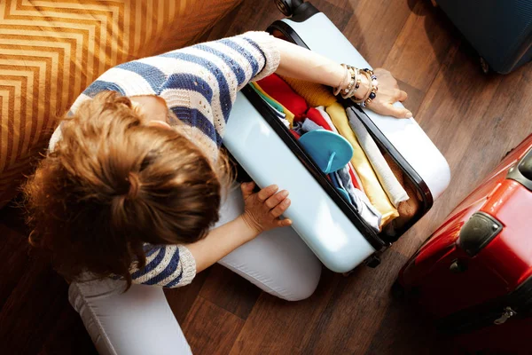 Stylish woman closing over packed suitcase — Stock Photo, Image