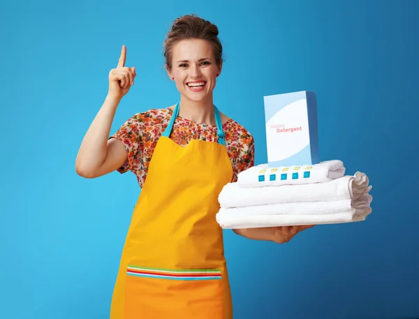 Vrouw met witte linnen en poeder detergent kreeg idee op blauw — Stockfoto