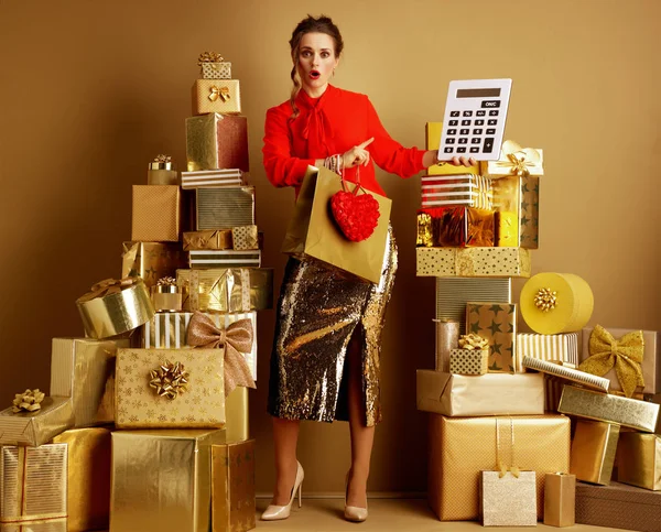 Shopper mujer con la bolsa de la compra y el corazón rojo apuntando a gran wh — Foto de Stock