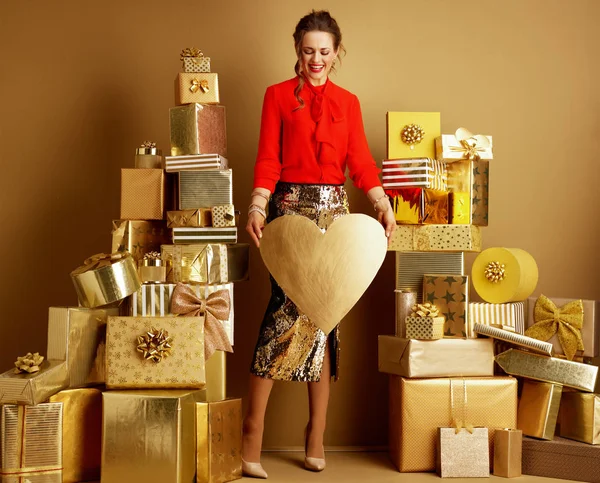 Sorridente elegante fashion-monger mostrando cuore d'oro — Foto Stock