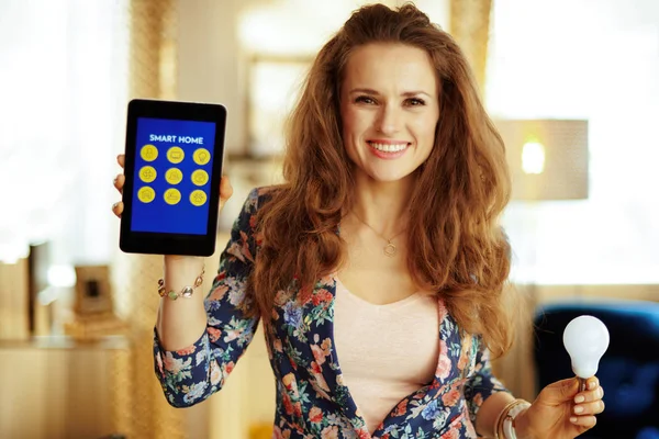 Huisvrouw toont Tablet PC met Smart Home applicatie en Smar — Stockfoto