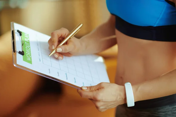 Primer plano de la mujer deportiva en forma en el plan de comidas de llenado en casa moderna —  Fotos de Stock