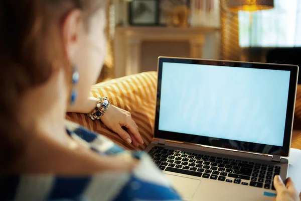 Nowoczesna kobieta patrząc na laptopie pusty ekran — Zdjęcie stockowe