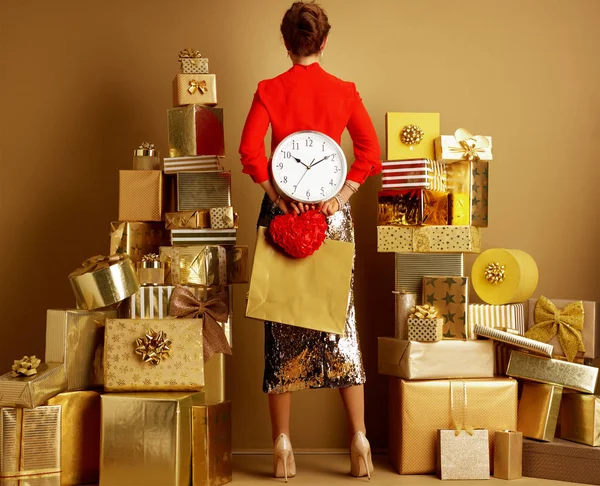 Stijlvolle shopper vrouw met boodschappentas, rood hart en klok — Stockfoto