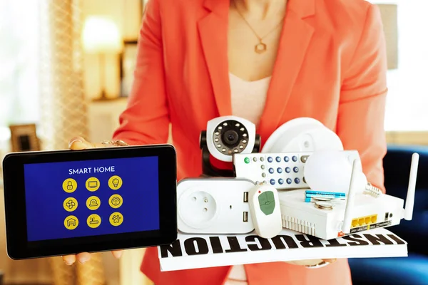Крупный план на умных домашних устройствах и планшетном компьютере в руках женщины — стоковое фото