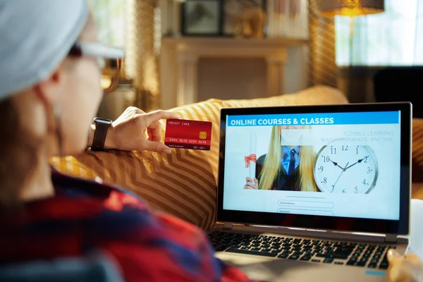 Hipster con crédito suscribirse a la escuela digital en el ordenador portátil — Foto de Stock