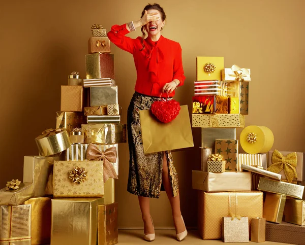 Shopper mujer con bolsa de compras y corazón rojo cerrando los ojos — Foto de Stock