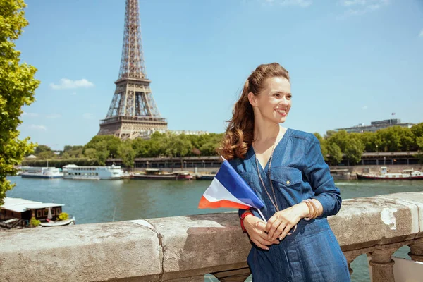 Mulher turista sorridente com a bandeira da França explorar atrações — Fotografia de Stock