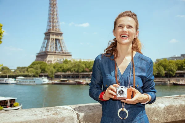 Sorrindo mulher elegante com câmera de foto retro — Fotografia de Stock