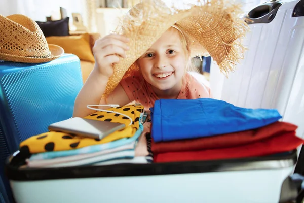 Menina viajante com grande chapéu de palha de praia embalagem para trave de verão — Fotografia de Stock