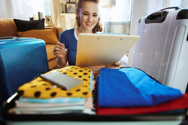 Glimlachend moderne toeristische vrouw planning reizen — Stockfoto