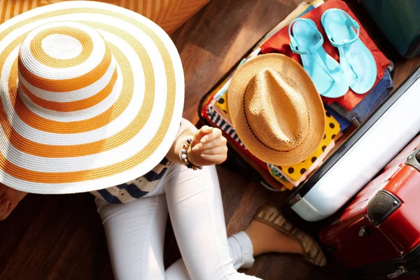 Mulher moderna com grande chapéu de verão embalagem para férias de verão — Fotografia de Stock