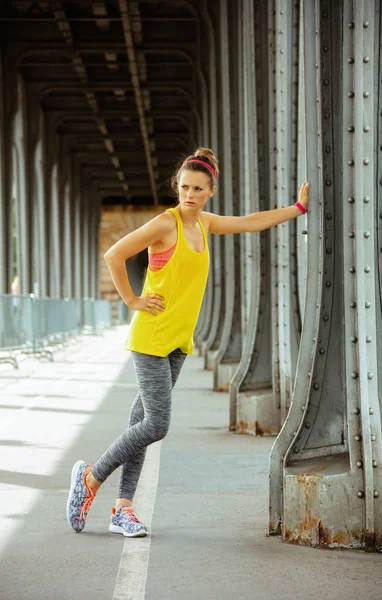 Mujer deportiva en forma relajante después del entrenamiento — Foto de Stock