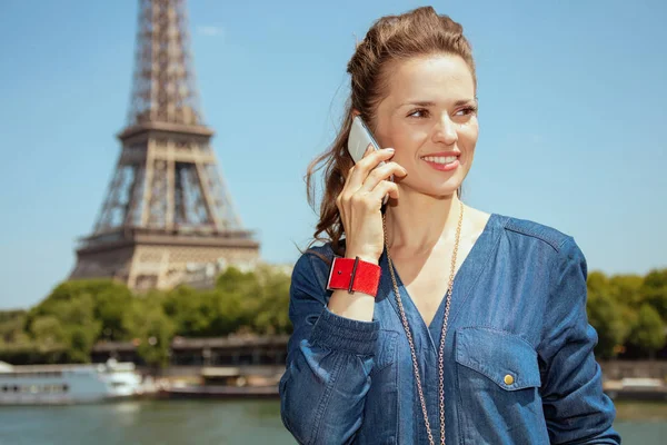 Gelukkig stijlvolle vrouw spreken op mobiele telefoon — Stockfoto