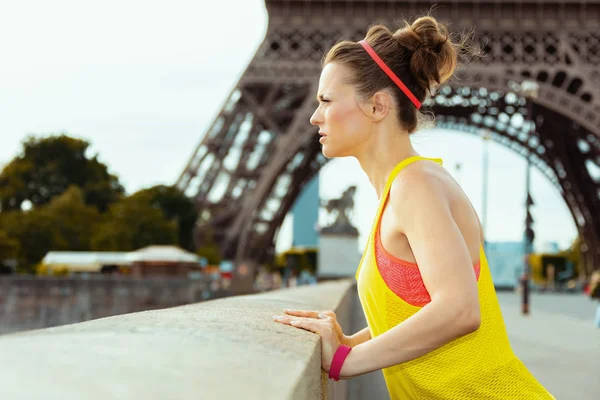 Mujer contra la vista despejada de la Torre Eiffel mirando a la distancia — Foto de Stock