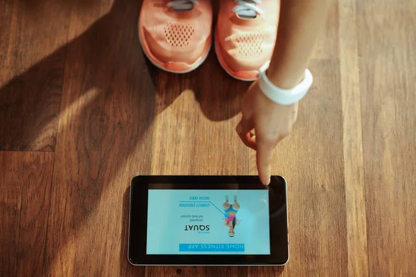 Closeup u ženy používající domácí cvičný program v počítači Tablet PC — Stock fotografie