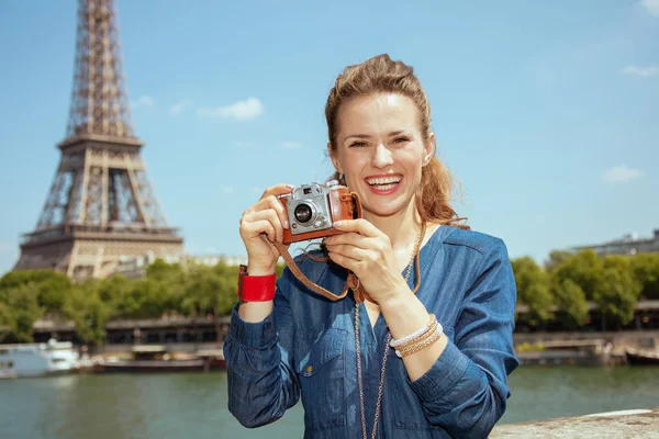 Viaggiatore solo donna scattare foto con macchina fotografica retrò — Foto Stock