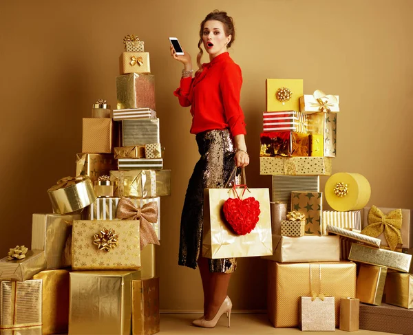 Shopper mujer con bolsa de compras y corazón rojo celebración de pho móvil —  Fotos de Stock